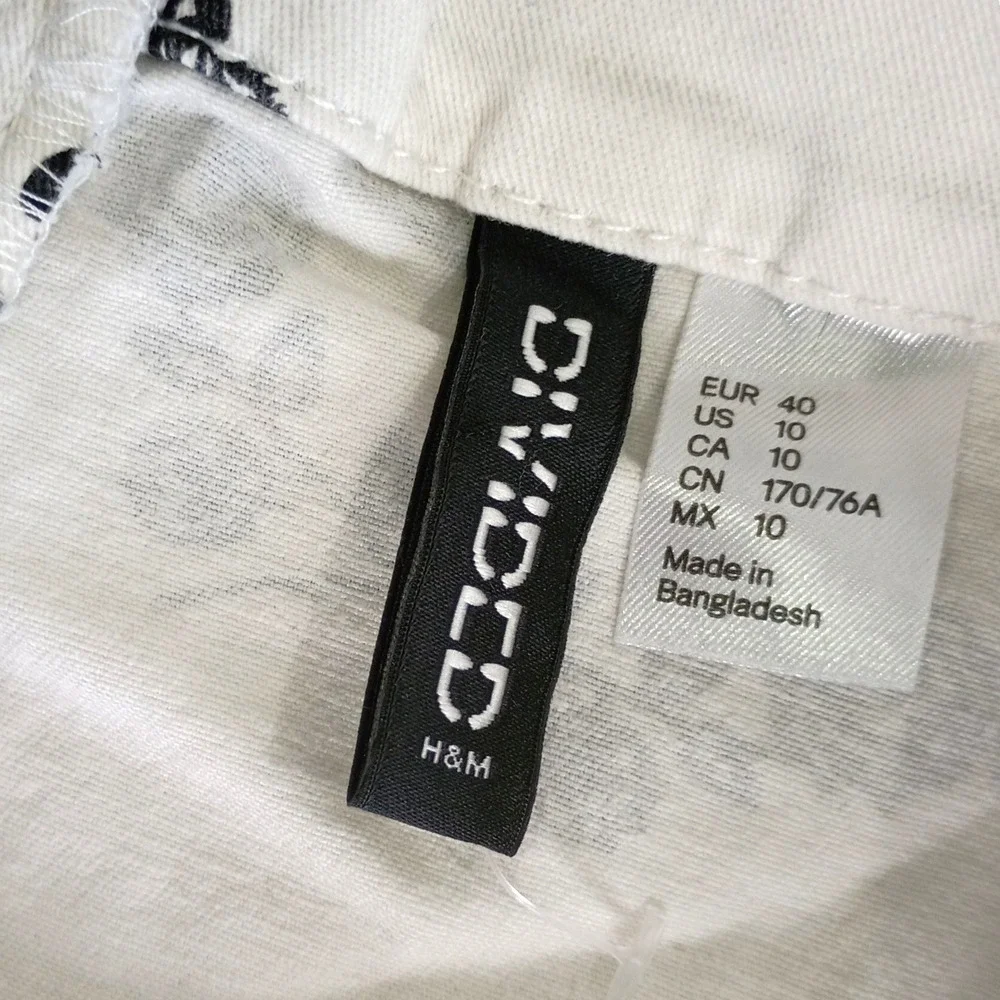 H&M Divided White Black‎ Rose Wreath Letter X Graphic Mini Skirt Womens Size 10